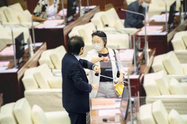 台北市副市长黄珊珊（右）脸书发文力挺民进党籍议员王世坚（左）。（摘自黄珊珊脸书）