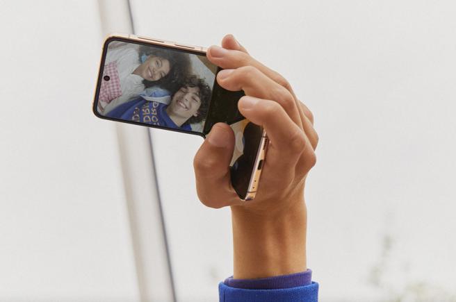 三星全新的Galaxy Z Flip4 內頁螢幕則搭載1000萬畫素鏡頭，不管怎樣手持、放置，都能輕鬆拍攝。（石智中攝）