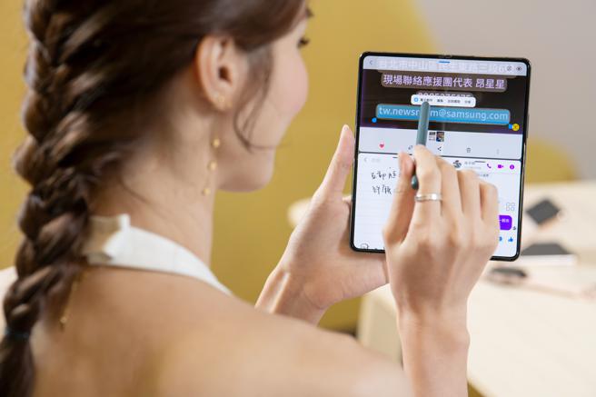 三星全新的Galaxy Z Fold4支援S Pen新增文字擷取功能，透過AI自動分析擷取圖像文字內容、啟動相關應用程式。（三星提供）