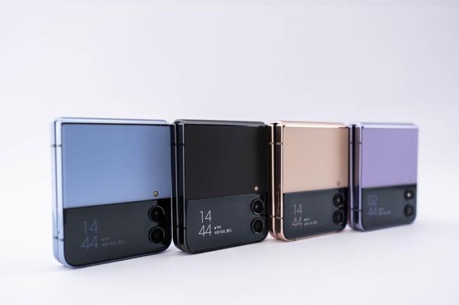 三星全新的Galaxy Z Flip4， 將推出石墨黑、紫、粉金、藍 4色，定價美金999.99元起（台幣約3萬55元起），預計8月26日起於特定市場上市，台灣目前上市時間未定。（石智中攝）