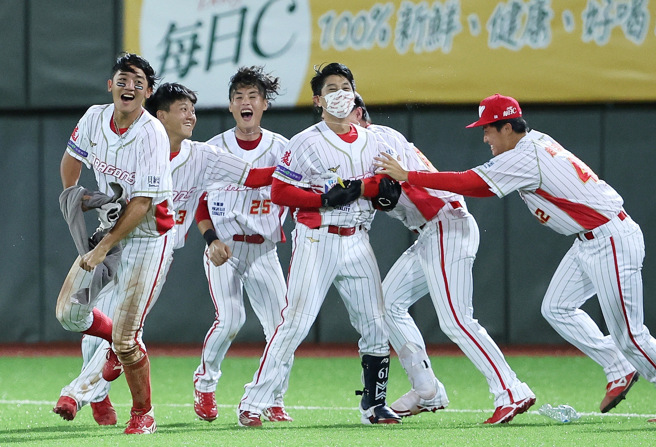 味全龍吳東融（戴口罩者）敲出生涯第2支再見安打。（味全龍提供）