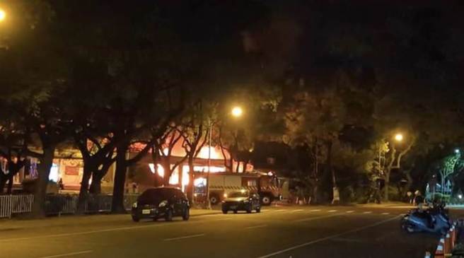 南投中兴新村省政府员工合作社惊传火警，浓浓烈火与浓烟不停窜出。（民眾提供／吴建辉彰化传真）
