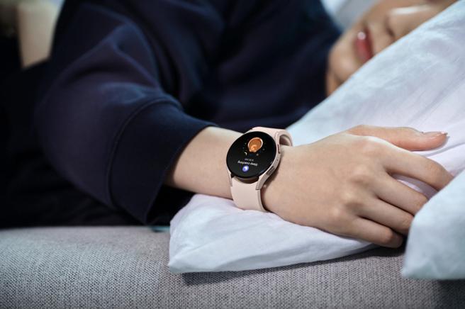 三星全新的Galaxy Watch5 系列具备了睡眠习惯监测、分析等功能，更能以SmartThings去控制家中的智慧家电，以打造最佳的睡眠环境。（三星提供）