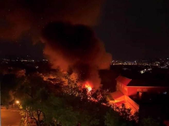 警消获报随即派员赶往现场，所幸燃烧的并非合作社，而是广场外的木头摊车，火势很快在半小时左右就扑灭。（民眾提供／吴建辉彰化传真）
