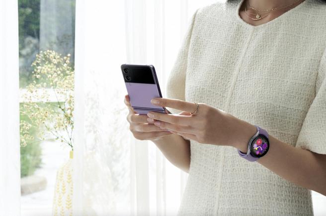 三星全新的Galaxy Watch5推出了40mm及44mm两个尺寸，採铝合金边框，蓝宝石玻璃镜面表面为莫氏硬度8、24GPa，比上代硬度提升了60%。（三星提供）