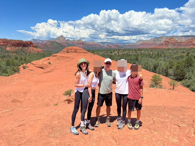 贾永婕一家人辛苦爬山，留下珍贵的美国旅行回忆。(图/贾永婕 FB)