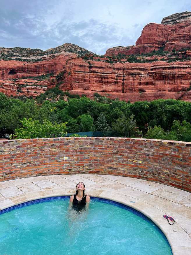 贾永婕山中游泳池解放好身材，尽显48岁的不科学体态。(图/贾永婕 FB)