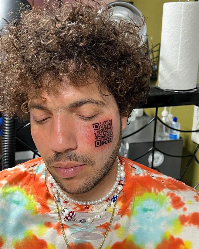 班尼布蘭柯將歌曲QR CODE刺在臉上。（ 摘自班尼布蘭柯IG）