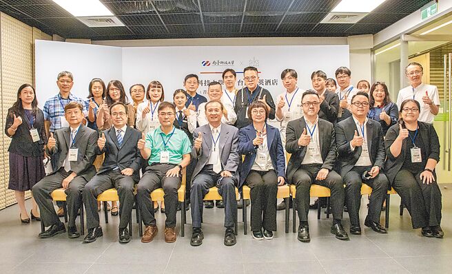 南臺科大与台南晶英酒店成立南臺晶英菁英学院暨产学合作协议签约仪式，南臺科大校长卢灯茂（前排左四）与晶华国际酒店集团南部区域副总裁暨台南晶英酒店总经理李靖文（前排左五）会后和与会贵宾合影。图／郭文正