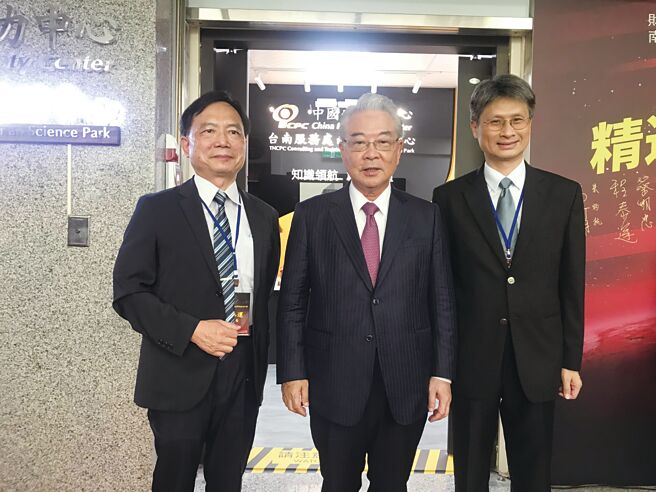 南部科学园区管理局局长苏振纲（右）、劳动部劳动力发展署云嘉南分署分署长程泰运（左）出席「生产力中心南科辅训中心」启动揭牌，并与生产力中心董事长许胜雄（中）共同在辅训中心门前合影。图／蔡淑芬