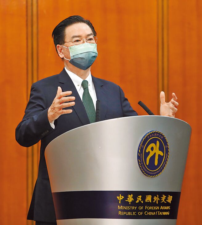 外交部長吳釗燮9日在國際記者會表示，目前中國大陸對台灣作為及手段只是藉口，絕不止於台灣，造成損害也不僅止台灣，呼籲愛好自由民主國家一起合作，共同研議因應之道。（劉宗龍攝）