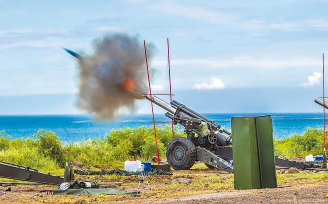 解放军东部战区9日宣布，继续在台湾周边海空域组织实战化联合演训，重点组织「联合封控」和「联合保障」行动。图为国军9日在屏东枫港阵地执行年度「天雷操演」，验证指管通联与联合火力射击，参演官兵依指令精准命中目标区，展现训练成果。（军闻社）