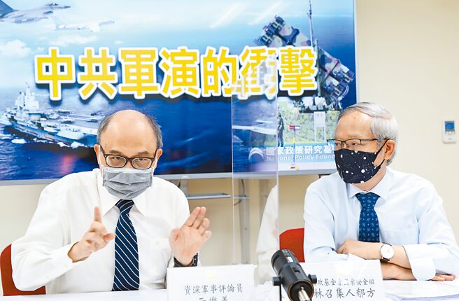 国家政策研究基金会9日举行「中共军演的衝击」直播，国安组召集人林郁方（右）邀请资深军事评论家亓乐义（左）进行对谈，双方从96年台海危机面向角度切入，观察中共军演对台湾可能带来的影响。（陈俊吉摄）