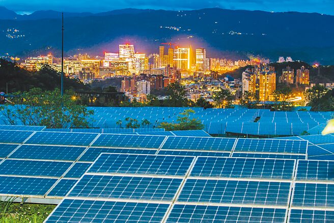 为了不让大企业包走绿电，经济部工业局公告彰滨工业区崙尾东最后两块地为绿能专区，要专供民间设置太阳光电。图为架设在公园的太阳能设施。（本报资料照片）