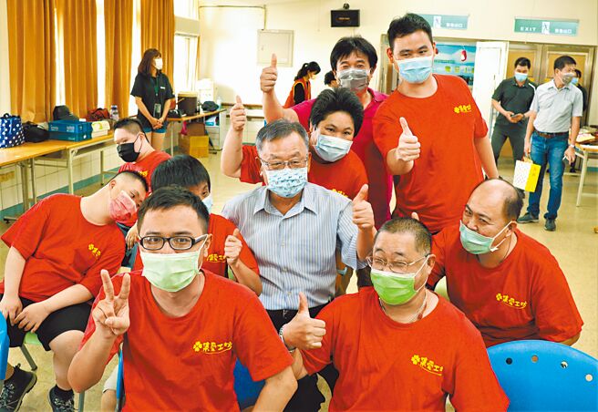 国民党提名拚连任的澎湖县长赖峰伟（中）参加慢飞天使的中秋活动，他表示，他现在就是把县政做对、做好，选举只是一个过程，施政谈的是执行力。（张茂雄摄）