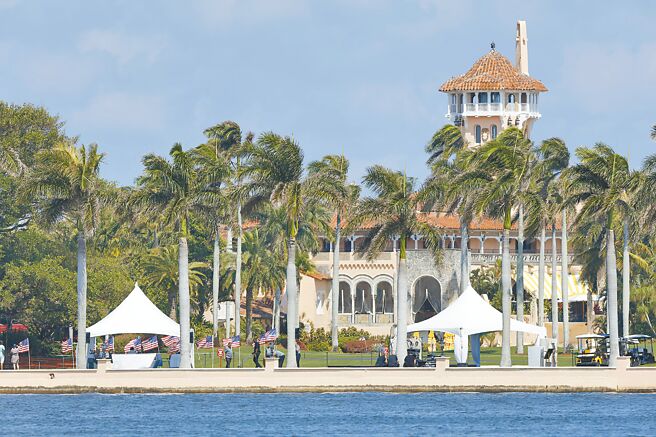 美國前總統川普宣稱FBI搜索他位於佛州的海湖莊園，甚至「打開了他的保險櫃」。圖為海湖莊園外景。（中新社）
