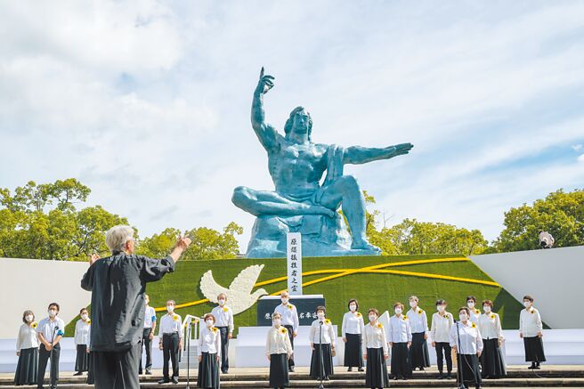 8月9日是日本長崎遭原子彈轟炸的77周年紀念日。圖為和平祈念儀式開始前的合唱排練。（新華社）