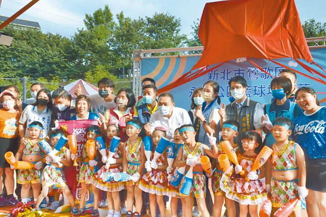 新北市鶯歌區永吉公園天幕籃球場昨日啟用，新北市長侯友宜前往到場體驗，稱讚球場設計融合地方特色的炮仗花色彩，相當吸睛。（蔡雯如攝）