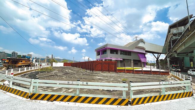 機捷泰山站北側出入口，緊鄰塭仔圳的道路拓寬工程範圍，因此四周都被工程圍籬圍起，民眾反映無法直接從出入口通往泰林路，需繞行新北大道人行道，十分不便。（呂健豪攝）