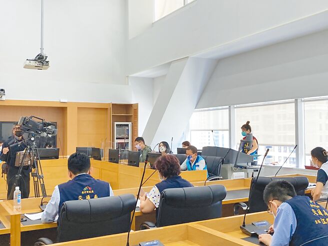 台中市交通局110年度交通罚锾岁入决算超收9.7亿元，被议员刘士州批评是「跟人民抢钱」。（张亦惠摄）