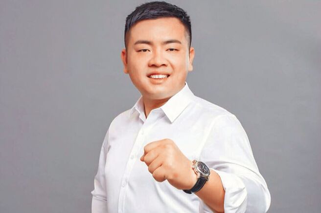 嘉义县议员黄钲凯已获民进党徵召选六脚乡长，面对党内同志挑战，他强调会按自己的步调，与民进党同步打选战。（取自黄钲凯脸书／吕妍庭嘉义传真）