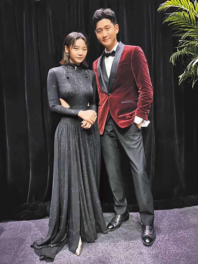 周興哲（右）、師妹鄭心慈日前受邀赴新加坡商演，開心跟當地粉絲互動。（星空飛騰提供）