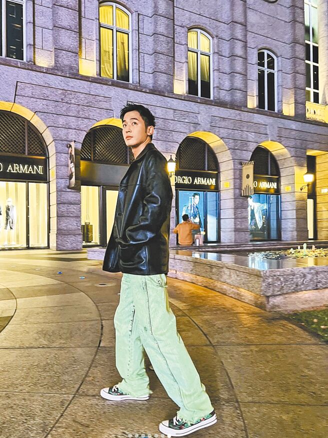 小樂以Sandro HOMME 2022秋冬黑色皮衣外套 ，於信義街頭演出吸引粉絲留言，品牌官方網站也以Emoji推文。（摘自小樂IG）