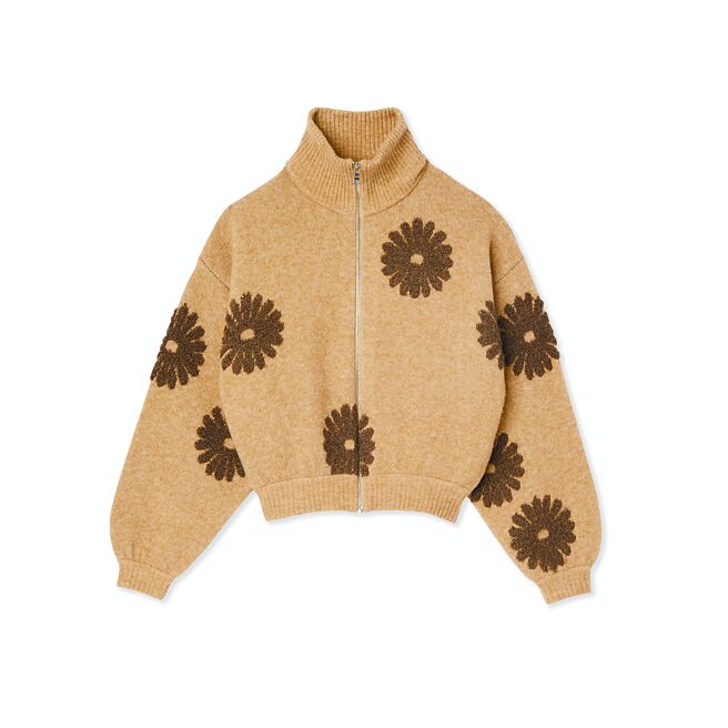 Sandro卡其花朵高領拉鍊毛衣，價格店洽。（Sandro提供）