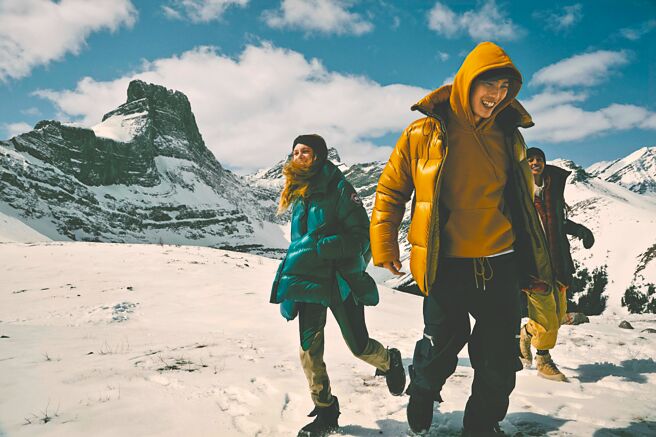 不少民眾嚮往爬百岳，然而高山溫度、天氣變化大，如何穿得保暖是新手們須面臨的挑戰。（Canada Goose提供）