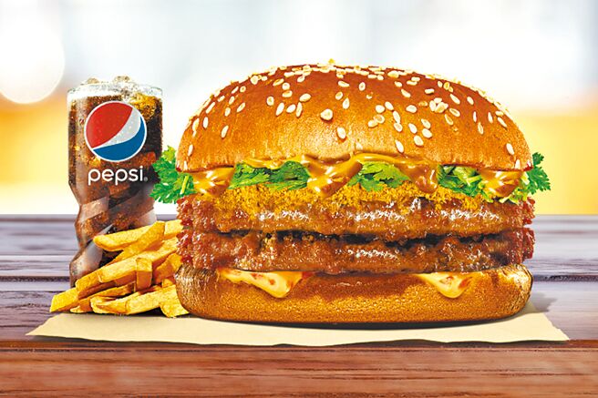 汉堡王「辣味花生香菜双猪扒堡」，套餐价129元。（汉堡王提供）