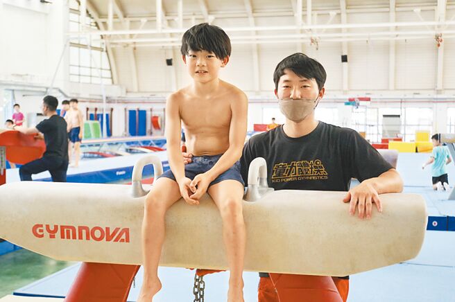 崔真诚（右）与崔源宰（左）父子檔合影，崔源宰最喜欢鞍马，希望未来能像李智凯一样站在国际舞台上拿到好成绩。（黄邱伦摄）