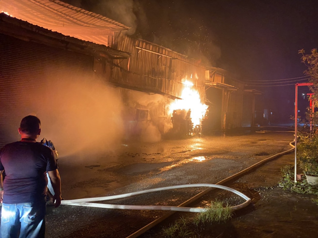 民雄深夜工廠大火，多間廠房倉庫陷入火海，爆炸聲不斷。（嘉義縣消防局提供）