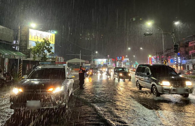 高雄昨下起暴雨，市区道路一度积水。（警方提供）