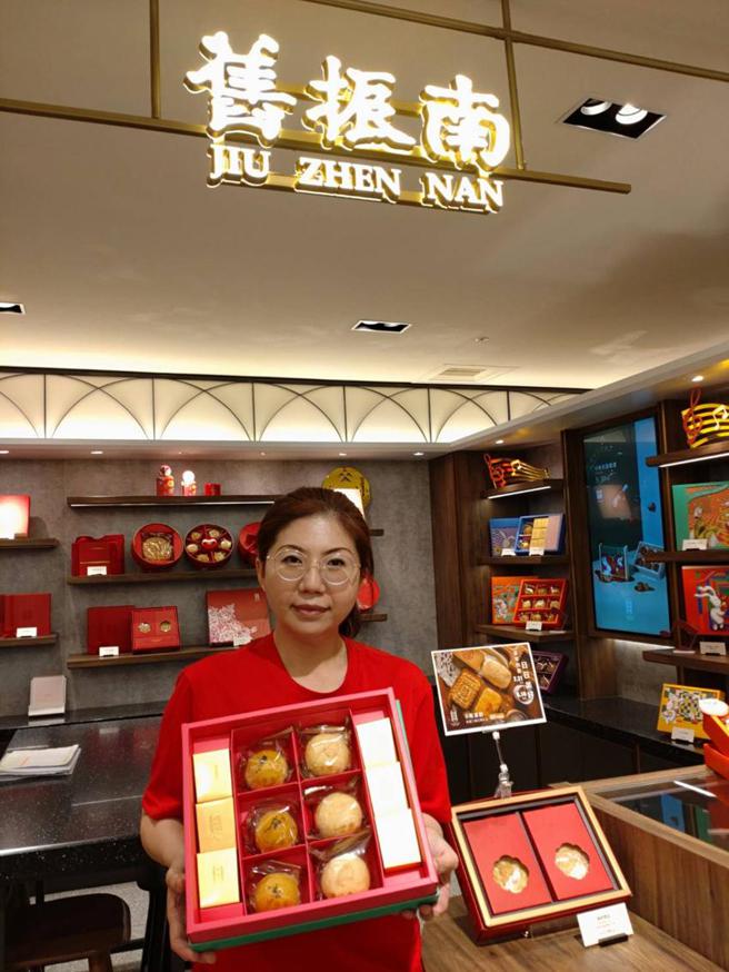 （旧振南中秋「花好月圆礼盒」以荣获洁净标章的镇店绿豆椪与凤梨酥，搭配限定蛋黄酥，接获企业大宗订单。图／曾丽芳）