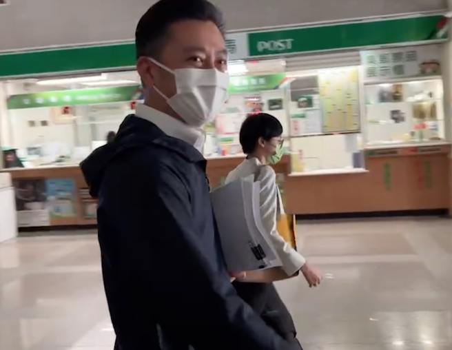 林智坚10日下午亲自出席中华大学审议委员会进行说明，他在下午1点多左右抵达中华大学行政大楼，约莫在3点40分离开。（读者提供／王惠慧新竹传真）