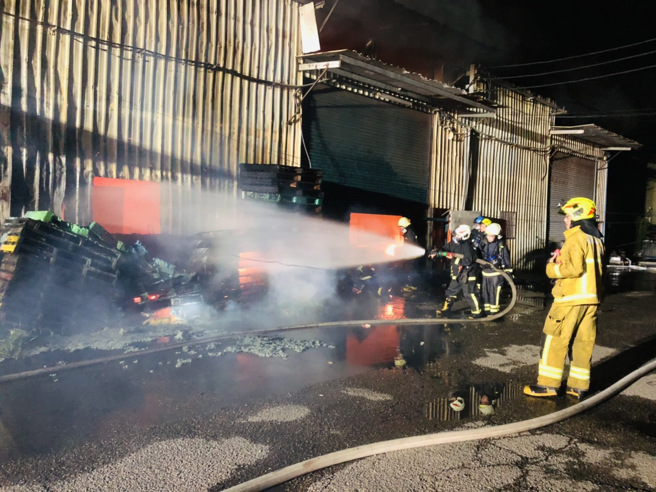 嘉义一处连栋铁皮工厂昨深夜发生火警，爆炸声频传，消防局出动17辆消防车前往抢救。（图／记者爆料网）