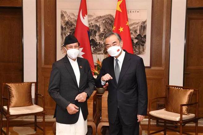 王毅（右）見尼泊爾外長宣布9月1日起尼方98％產品零關稅。 （中國外交部）