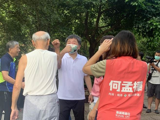 民進黨台北市長參選人陳時中上午7時30分現身虎山步道參訪，沿路和健走民眾打招呼。（黃婉婷攝）