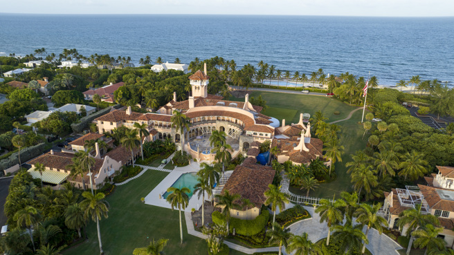 美國前總統川普在佛州棕櫚灘的海湖莊園（Mar-A-Lago）住處，圖為2022 年8月10日的空拍照。（美聯社）