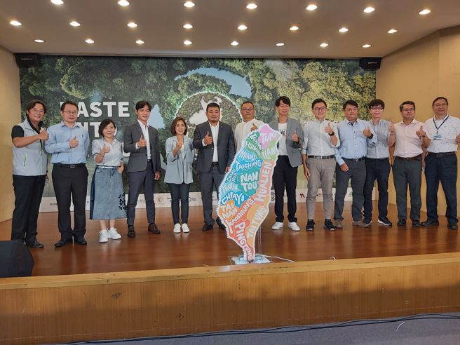 台湾循环能源发展协会秘书长袁易(中)和与会贵宾共贺论坛圆满成功。