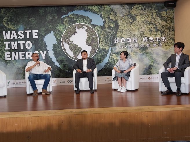 台湾循环经济发展协会秘书长袁易(左一起)、台日产经友好促进会会长叶建扬、台湾大车队副董李琼淑、时代力量议员宋国鼎分享转废为能的案例与建言。