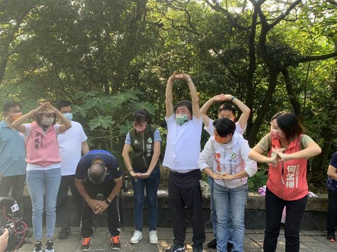 陈时中沿路还与民眾一同做操。（黄婉婷摄）
