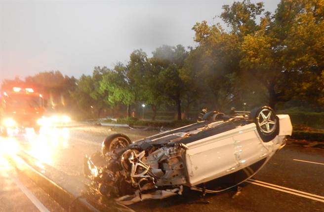 市价约300万的宾士轿车，今天清晨行经台湾大道，自撞分隔岛后四轮朝天翻覆。(民眾提供／林欣仪台中传真)