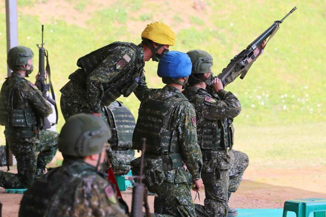 台湾男性有教召义务，回去当兵可领薪水。（资料照）