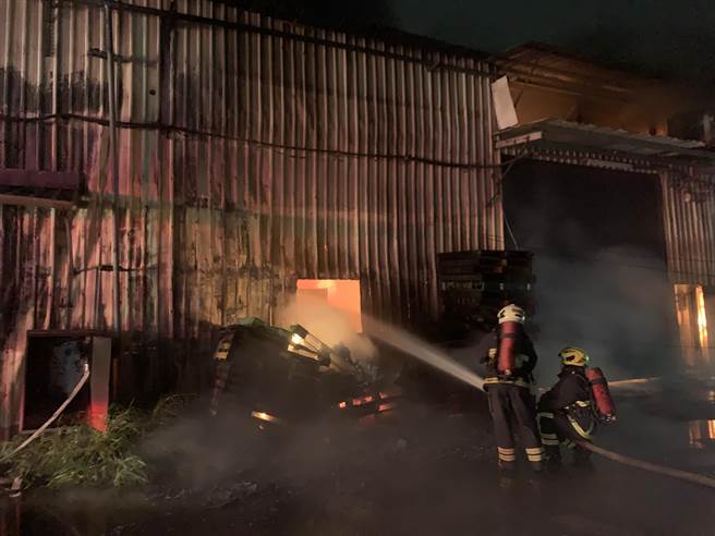 嘉义县民雄乡大崎村大丘园连栋厂房火警，消防人员花了7小时将火势扑灭。（吕妍庭摄）