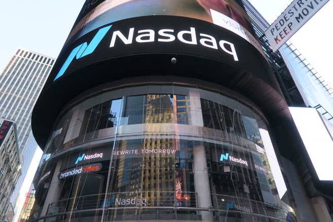 美股10日大涨，道琼工业指数猛涨535点；那斯达克综合指数涨近3%，从6月低点反弹逾20%，迈入牛市。图为时报广场那斯达克交易中心外观。(图／中央社)