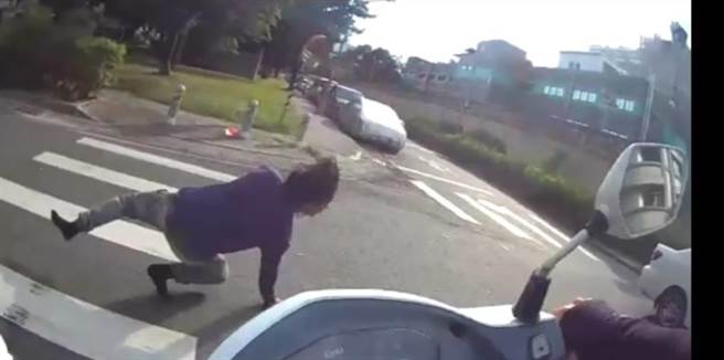 楠梓警方追捕外籍移工。（翻摄照片／林瑞益高雄传真）