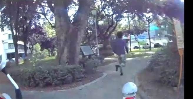 阮姓外籍移工看到警察后弃车逃逸，与警方大玩躲猫猫。（翻摄照片／林瑞益高雄传真）