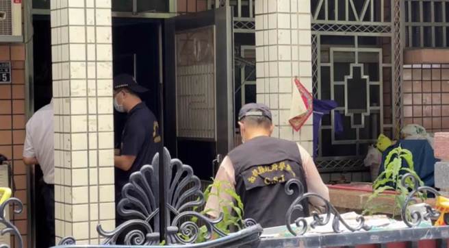 南投市疑似凶杀命案，男性移工仲介家中身亡，警方进行搜证。（民眾提供／廖志晃南投传真）