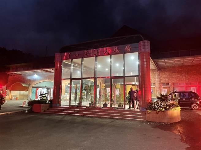 新竹县宝山乡某高尔夫球场11日上午发生一起人为纵火案件，疑似杆弟与同仁起口角又不满主管处理结果，携易燃物泼洒纵火。（竹县消防局提供／邱立雅竹县传真）